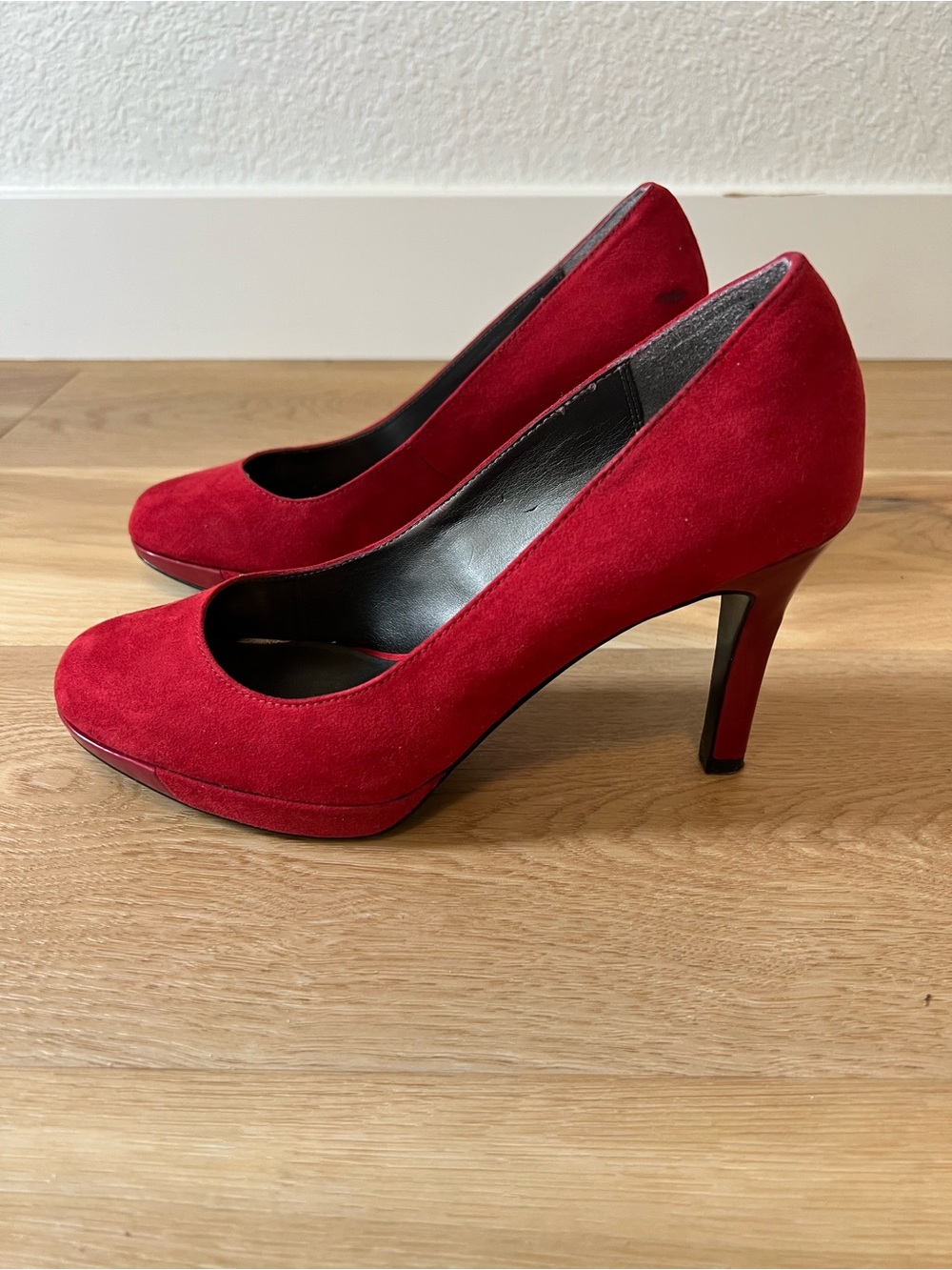 Moda Red Suede Pumps Closed Toe Size 7.5M